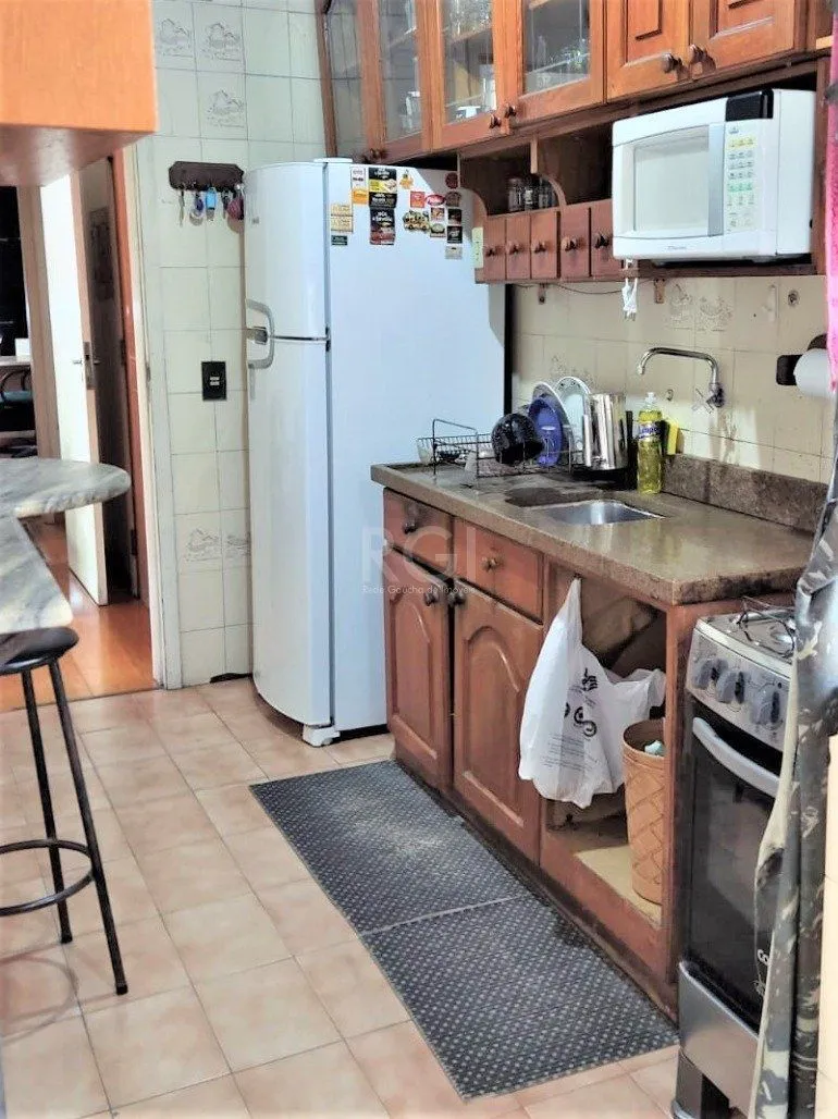Imagem Apartamento 2 dormitórios semimobiliado, living 2 ambientes com lareira, cozinha e área de serviço, banheiro social, sacada e churrasqueira.