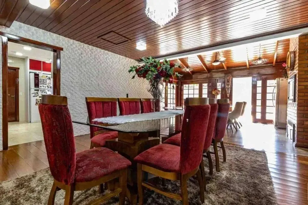 Imagem Casa com 4 dormitórios, suíte, piscina e 4 vagas.