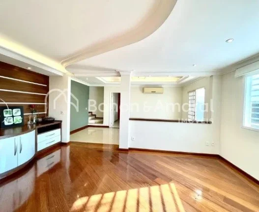 Imagem **UMA CASA PARA CHAMAR DE OÁSIS!**

Situada em uma localização privilegiada, próximo a padarias,...