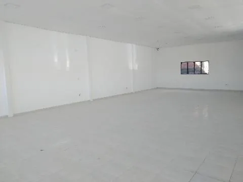 Imagem LOCAÇÃO DE SALÃO COMERCIAL EM ARUJÁ, com 250m², amplo espaço c/ pavimento superior e inferior, 2 copas e entrada c/ acessibilidade. CONSULTE-NOS..
