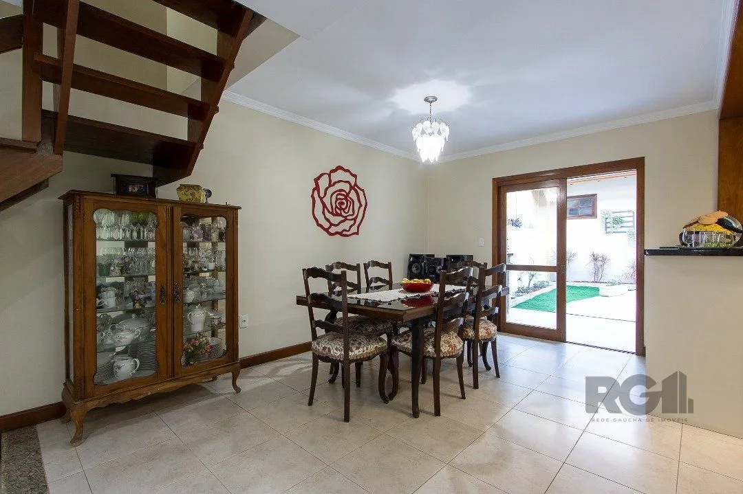 Imagem Casa para Venda - 300m², 5 dormitórios, sendo 1 suites, 4 vagas - Portal do Guarujá