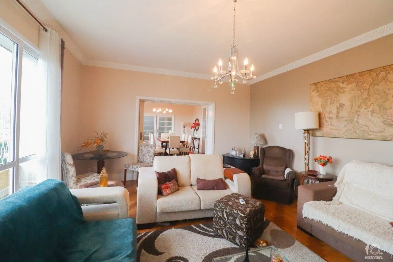 Imagem Apartamento á venda com 3 dormitórios com 1 suíte com sacada + 2 sacadas na sala e living, 233,85M² e 1 vaga de garagem escriturada e coberta, no Bairro Independência em Porto Alegre.