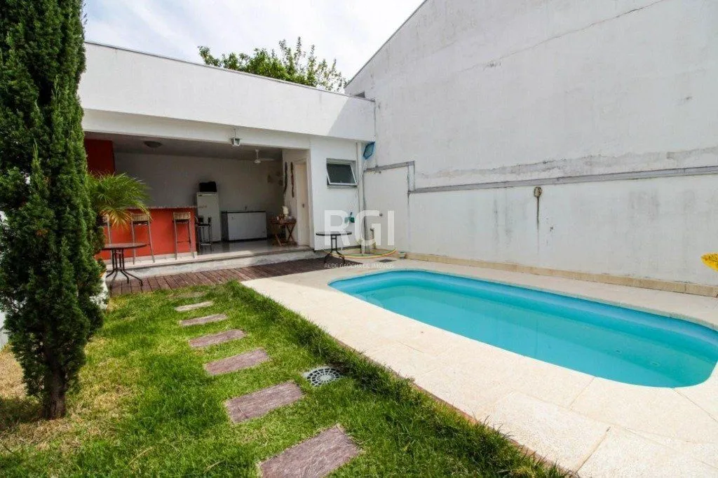 Imagem Casa para Venda - 300m², 3 dormitórios, sendo 1 suites, 4 vagas - Teresópolis
