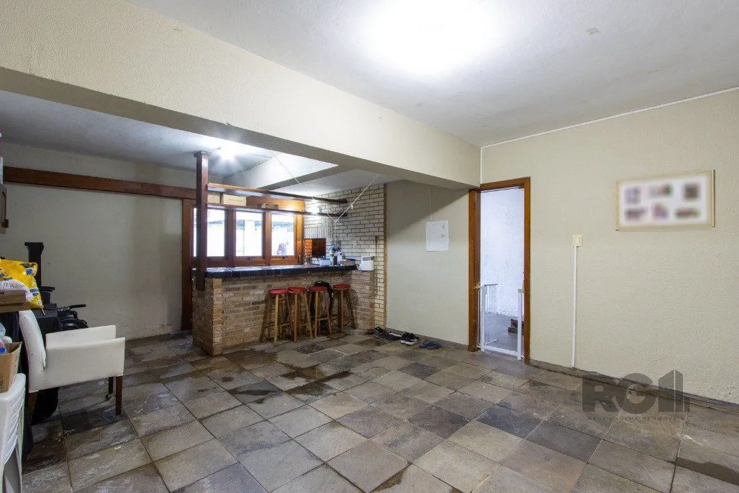 Imagem Casa no bairro Cristal, Possui 4 dormitórios, sendo 1suíte, closet e banheira de hidromassagem, com possibilidade de um podendo 1 dormitórios extra.