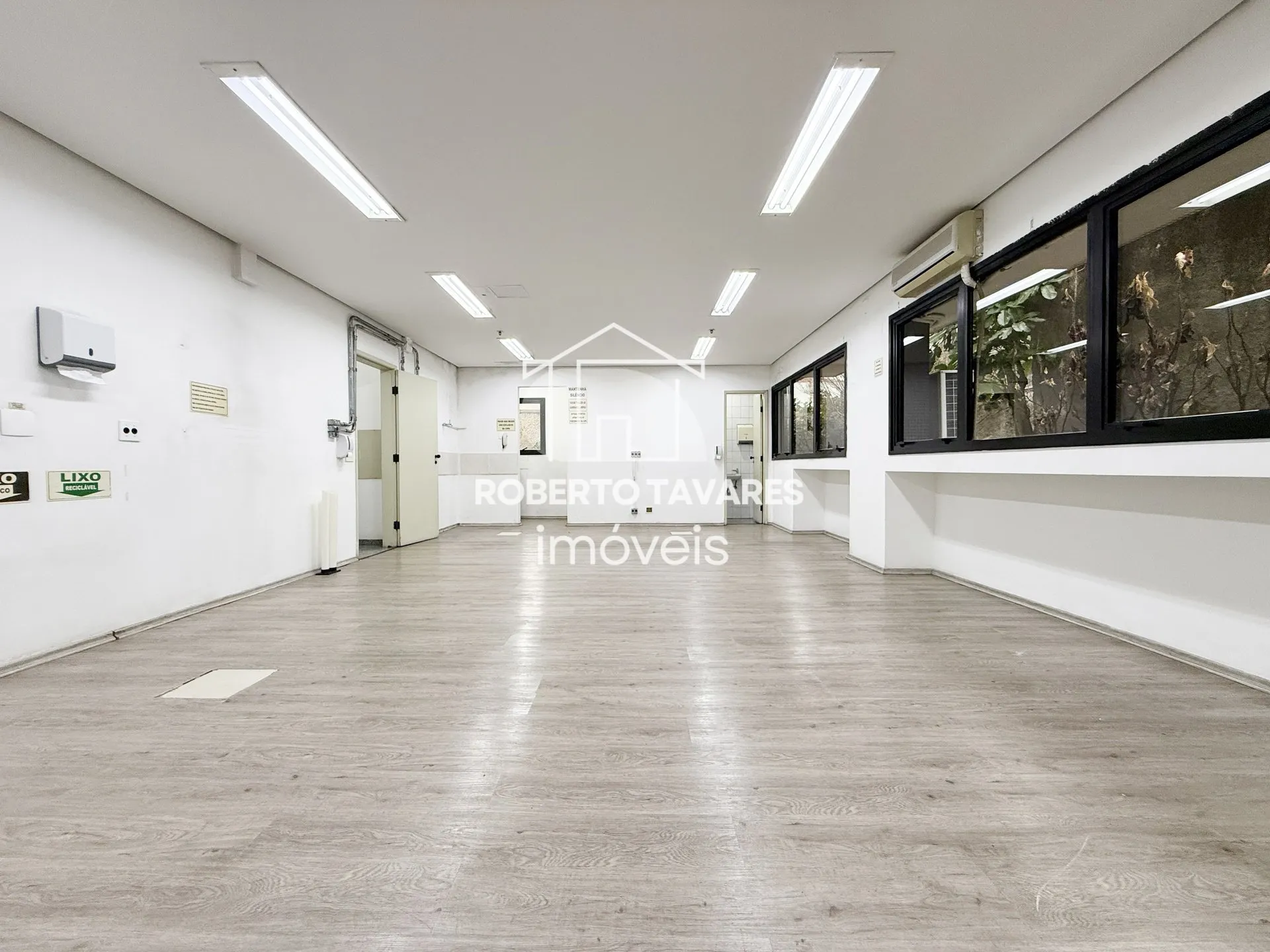 Imagem Prédio monousuário, com 11 andares, 1723m² de área útil, 4032m² de área total, 33 vagas de garagem.
