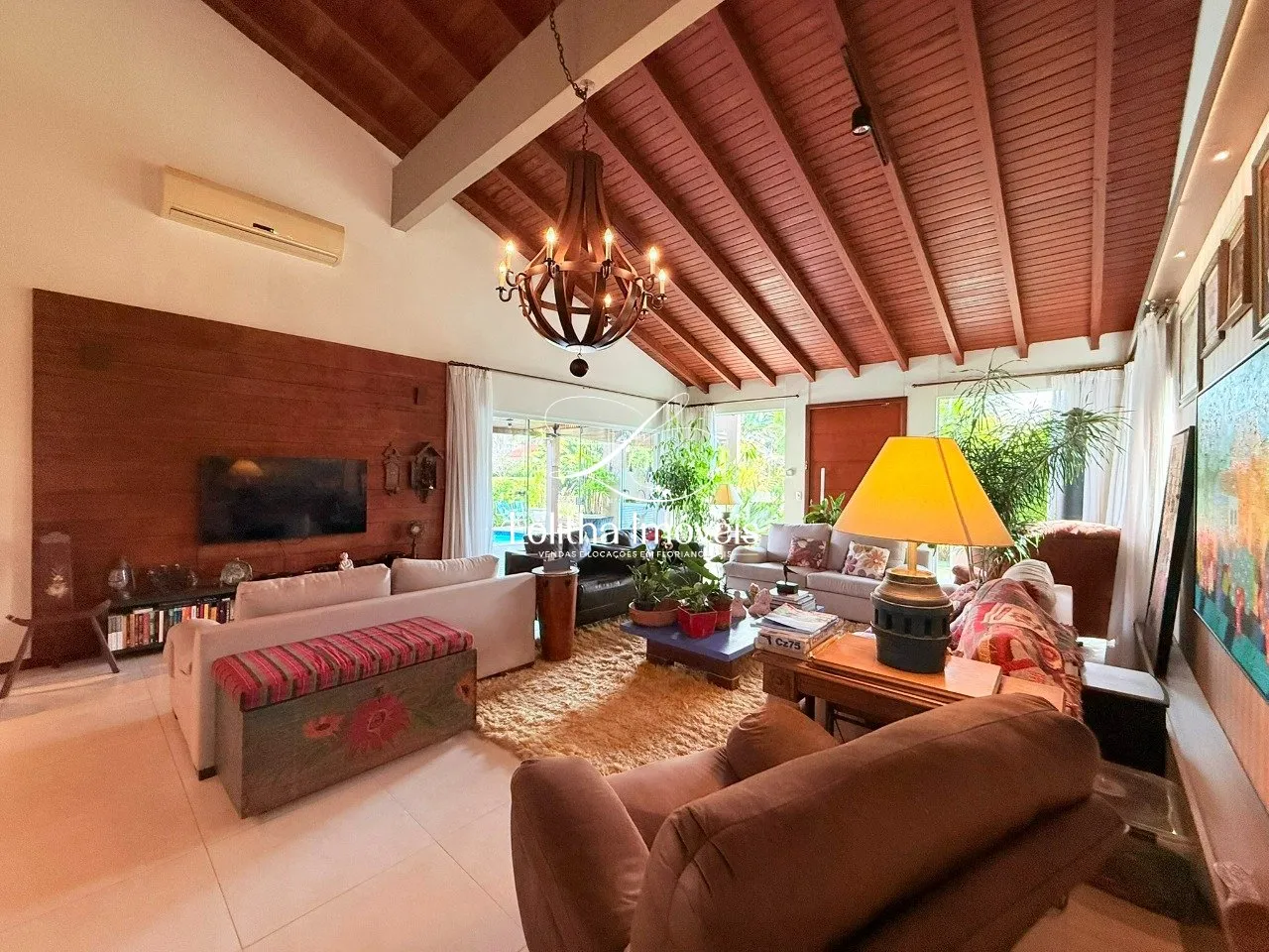 Imagem Casa com 3 Suítes, Piscina e Churrasqueira à venda em Jurerê - Florianópolis/SC