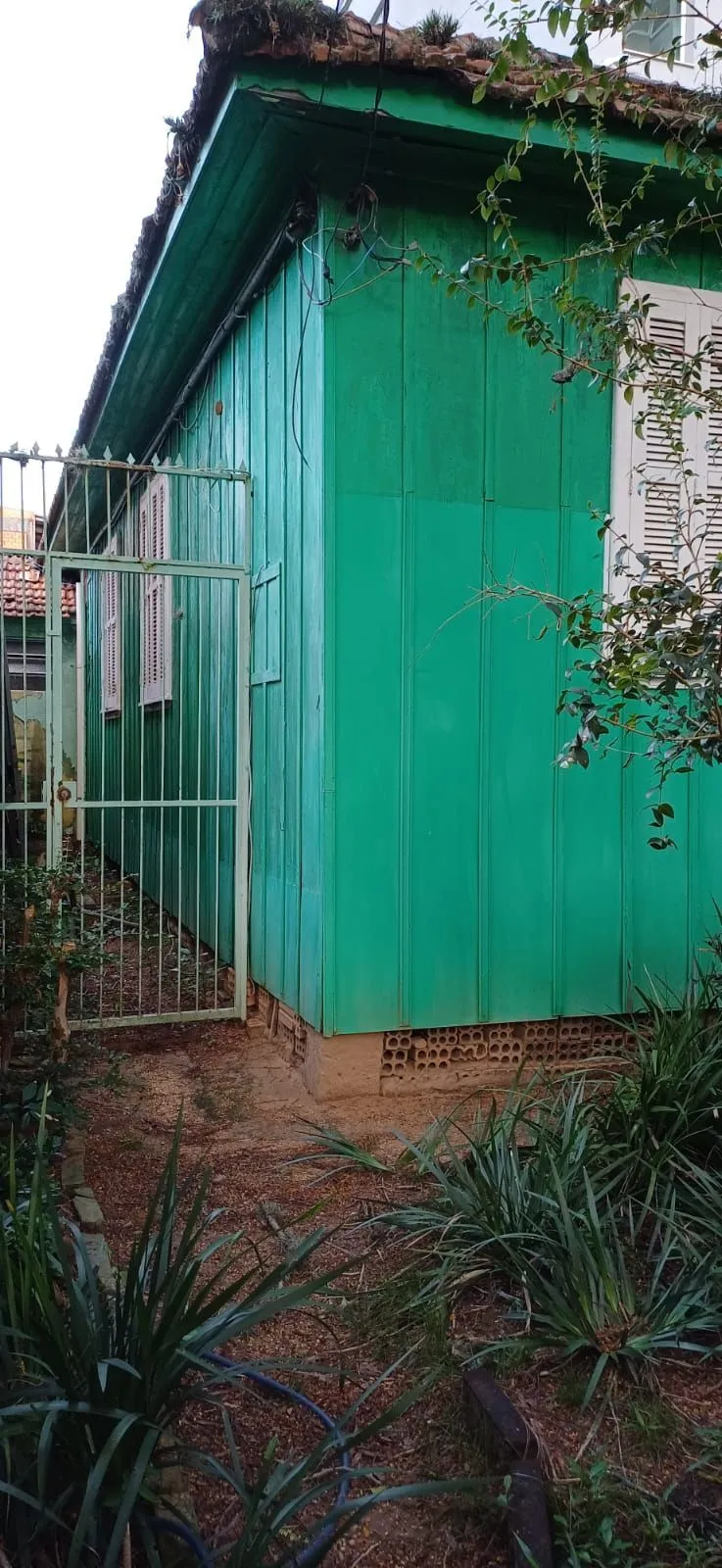 Imagem Vende-se casa de madeira, com dois dormitórios, banheiro, sala e cozinha. Localização privilegiada no bairro Jardim Botânico. Área do terreno com 6,6mx44m.