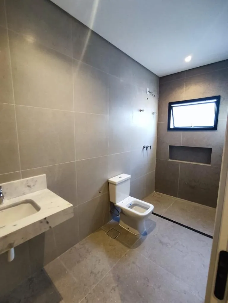 Imagem Ampla residência de 340m² localizada no Alphaville Nova Esplanada 1.