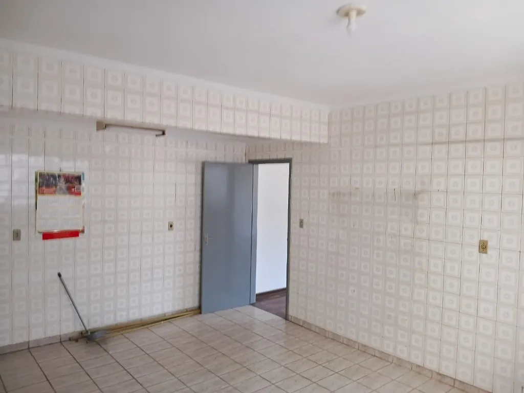 Imagem Imperdível Sobrado à Venda no Centro de Santo André-SP: 3 Quartos, 1 Suíte, 2 Banheiros, 2 Vagas, 214m²!