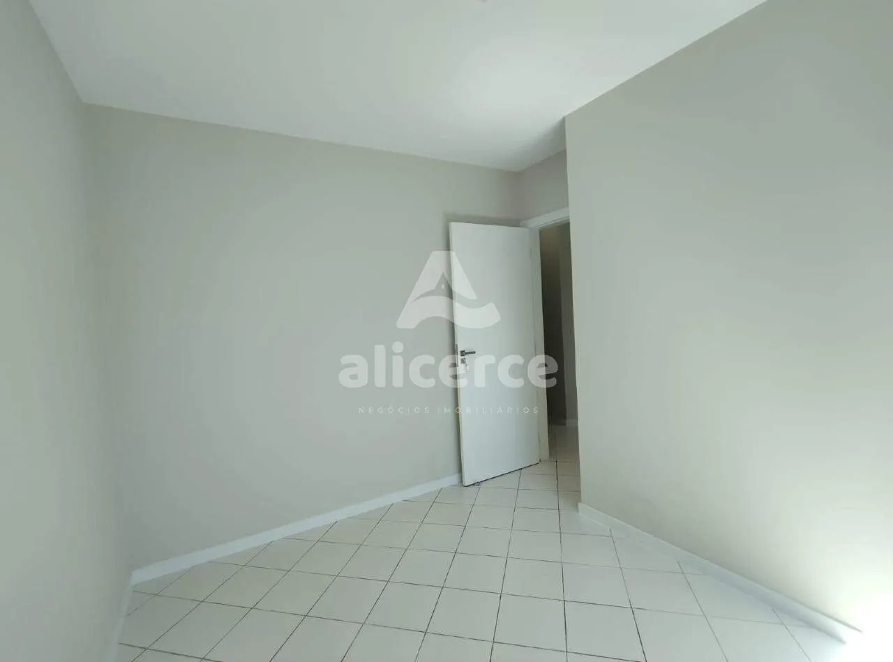 Imagem Apartamento recém reformado, 3 dorm. com suíte, sol da manhã e vista livre em Barreiros - São José - SC