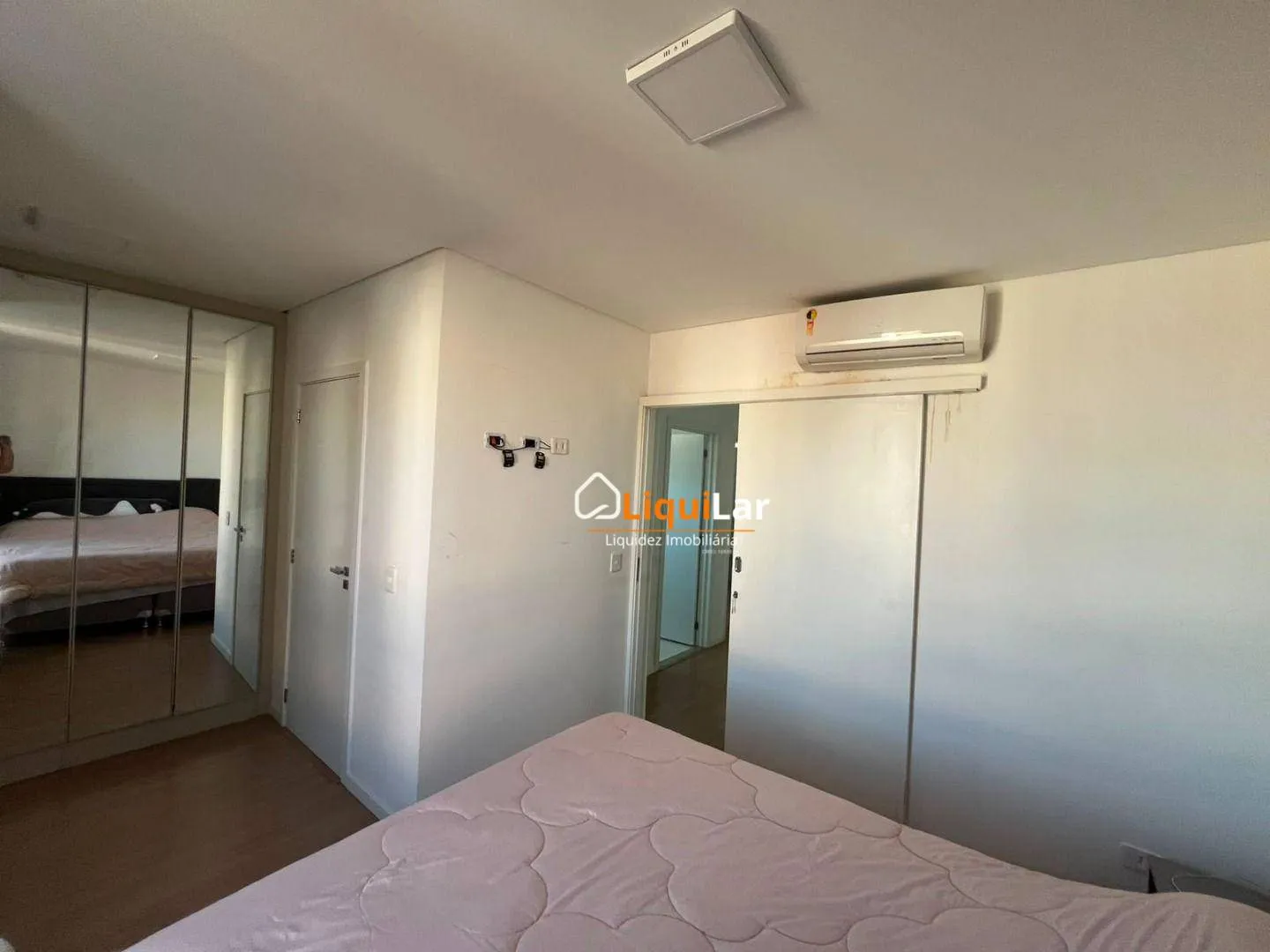 Imagem Sobrado à Venda no Condomínio Blu Park com 3 Quartos, Suíte e Rico em Planejados