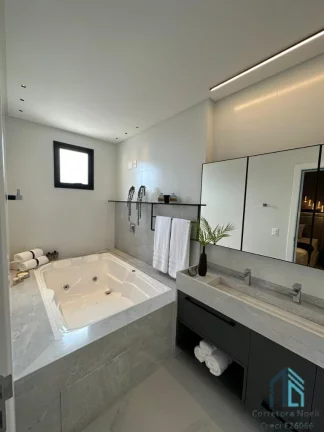 Imagem Apartamento Mobiliado, 04 suítes, 03 vagas, Meia Praia quadra Mar em Itapema SC