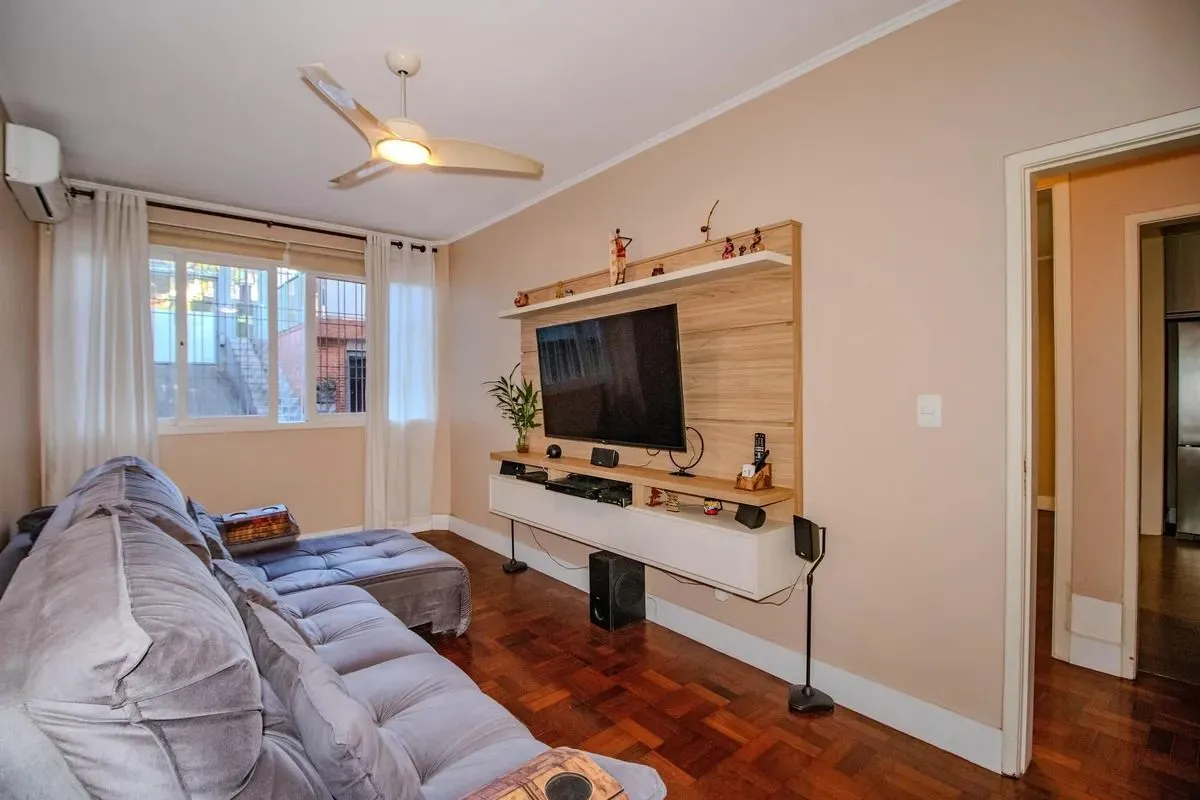 Imagem Casa Reformada com 5 Dormitórios e Amplo Pátio