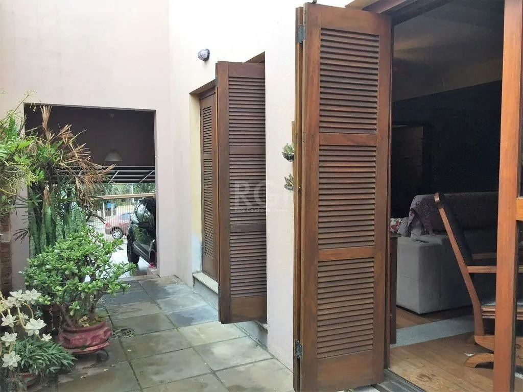 Imagem Casa de 270m² - 3 dormitórios, 1 suíte, churrasqueira, pátio e 3 vagas de garagem