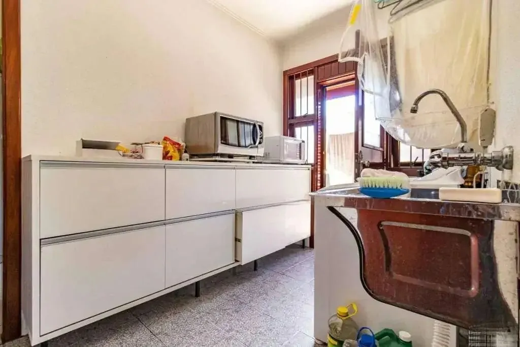 Imagem Casa com 4 dormitórios, suíte, piscina e 4 vagas.