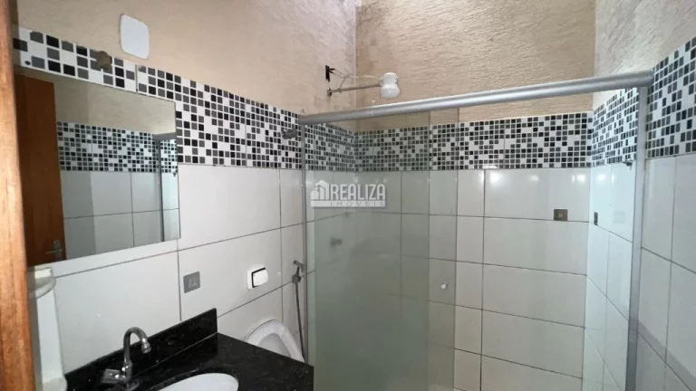 Imagem Casa Padrão para Alugar no Jardim Maracanã, Uberaba - 3 Dormitórios com Suíte e Churrasqueira na Varanda