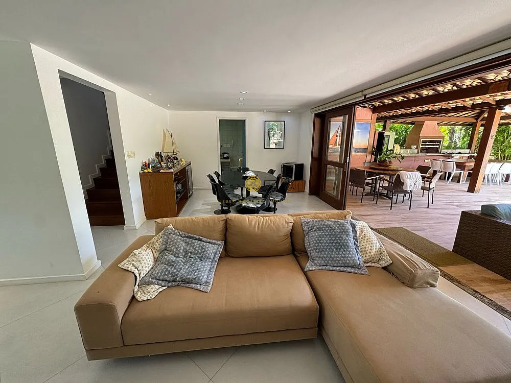 Imagem Casa 4 suítes no Condomínio Casas da Praia do Forte-BA