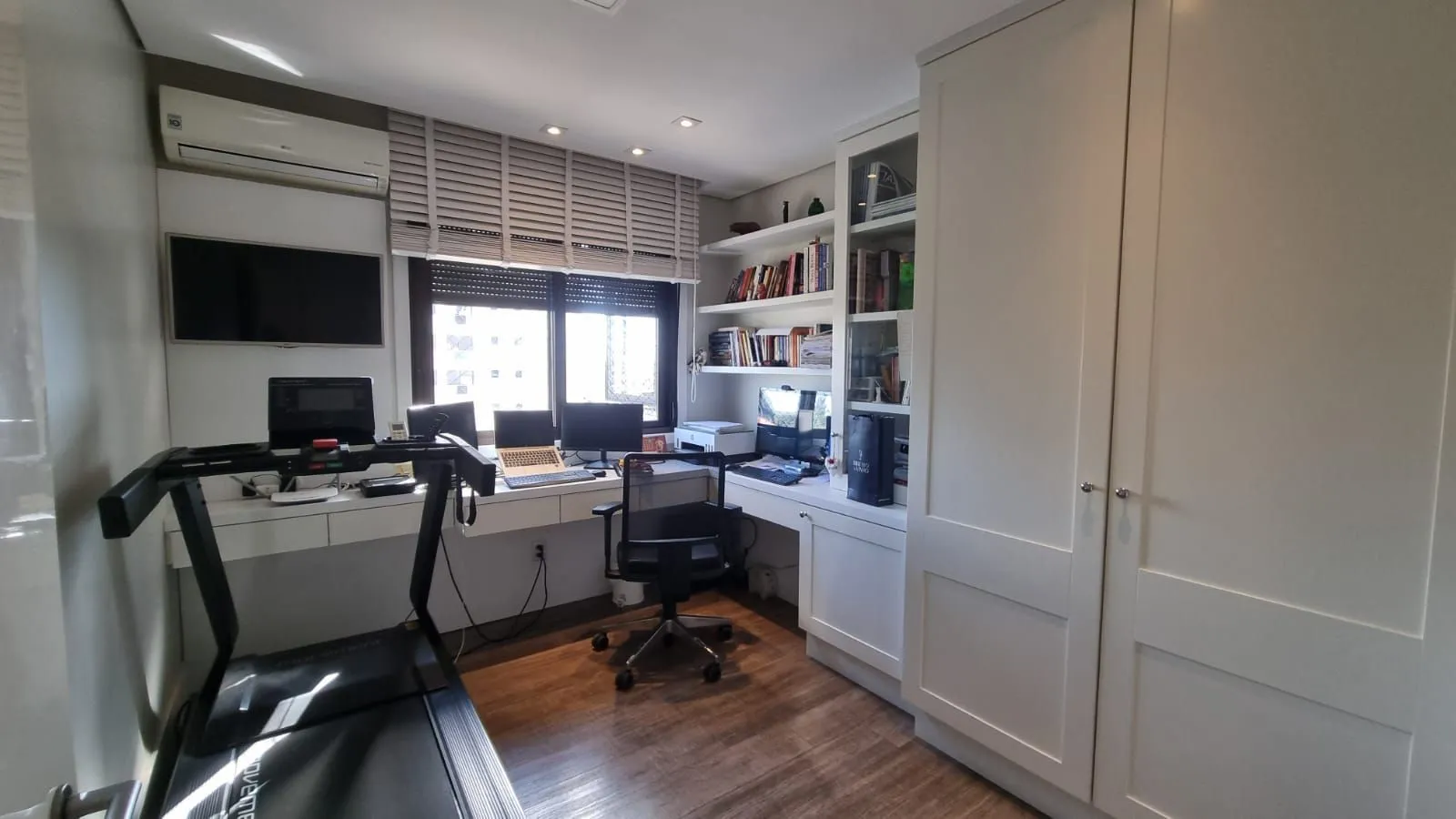 Imagem Apartamento 3 dormitórios com dependência, 127m privativos, duas vagas individuais no Bairro Higienópolis
