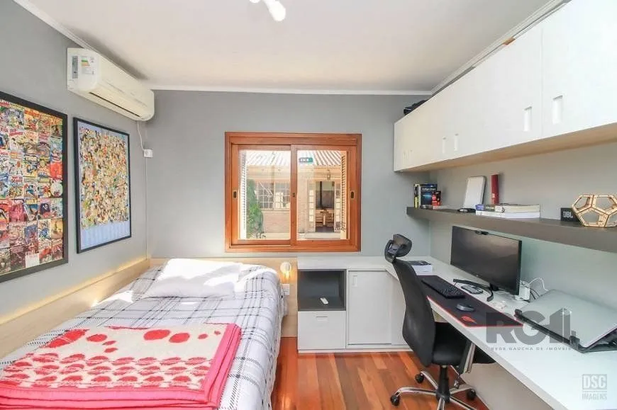 Imagem Casa com 3 Dormitórios no Bairro Tristeza na Zona Sul de Porto Alegre