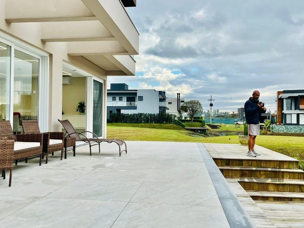 Imagem Casa para Comprar com 3 Suítes em Lote Molhado no Península Ponta da Figueira