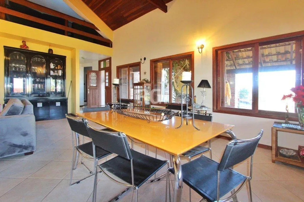 Imagem Casa para Venda - 269.06m², 4 dormitórios, sendo 2 suites, 5 vagas - Teresópolis