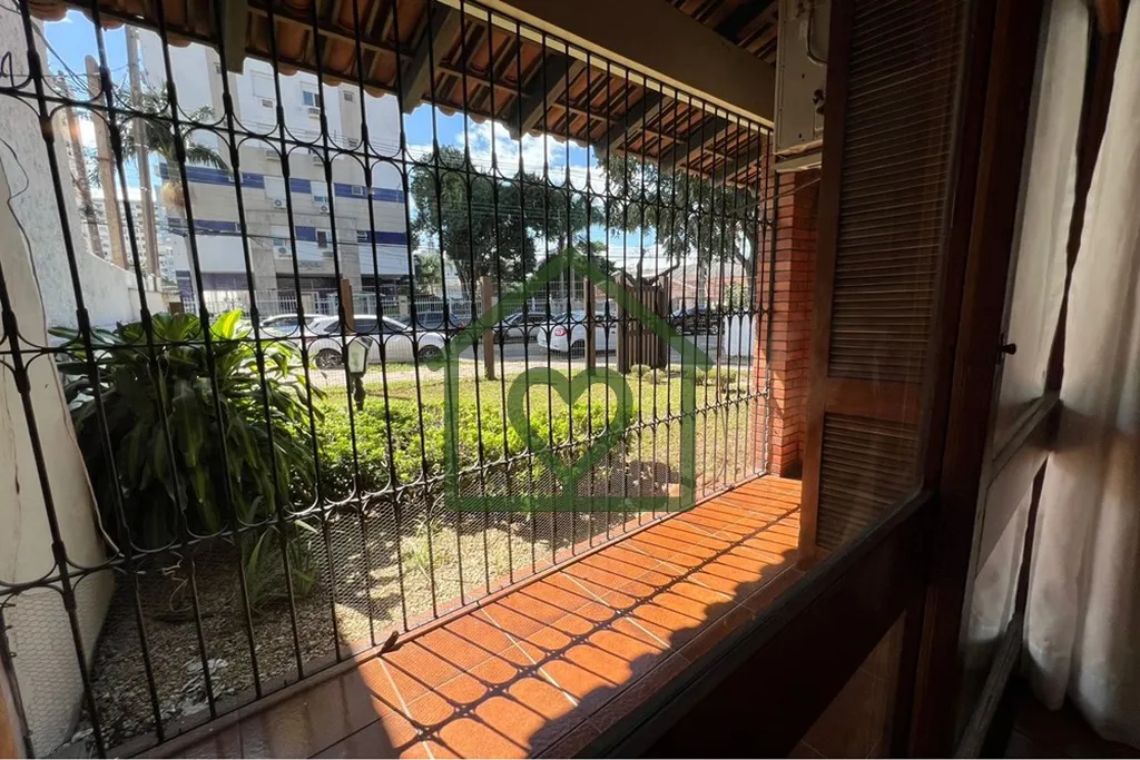 Imagem Descubra o seu novo lar em Porto Alegre, no cobiçado bairro Santana. Esta encantadora casa encontra...