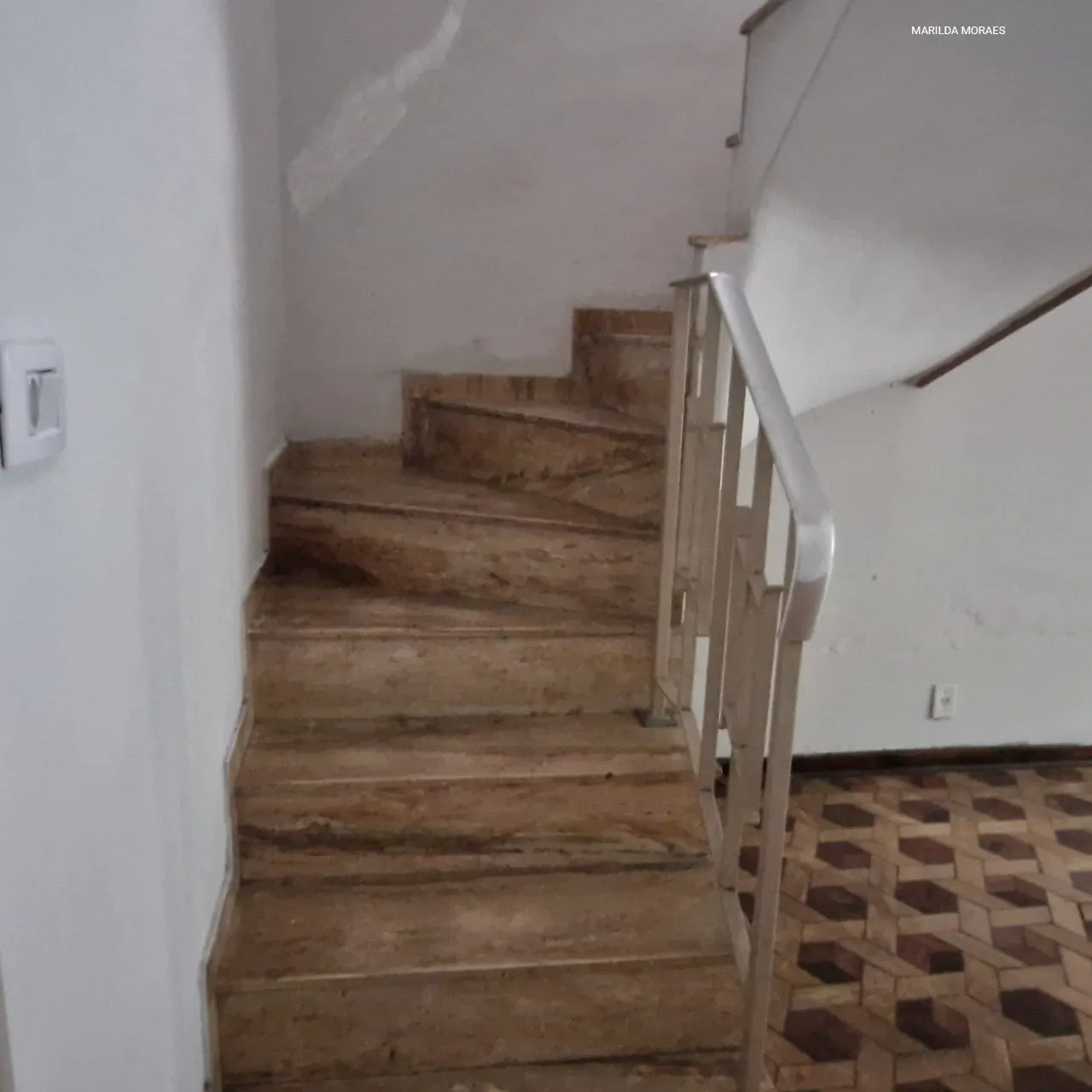 Imagem Casa confortável de 2 dormitórios, 2 banheiros, sala para dois ambientes, com entrada lateral e va...