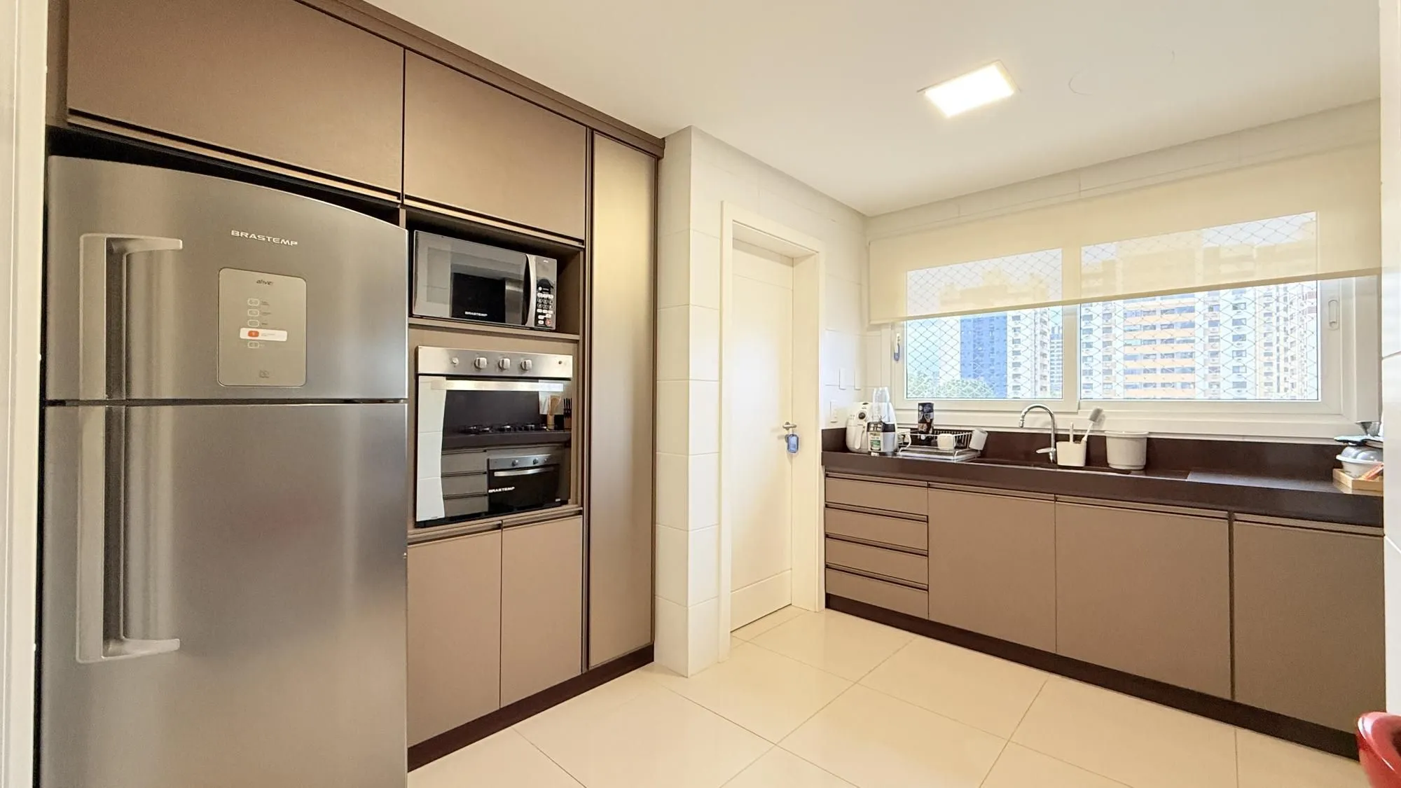 Imagem Excelente apartamento amplo com 2 dormitórios, 2 suítes mais dependência de empregada ou gabinete ou 3º dormitório