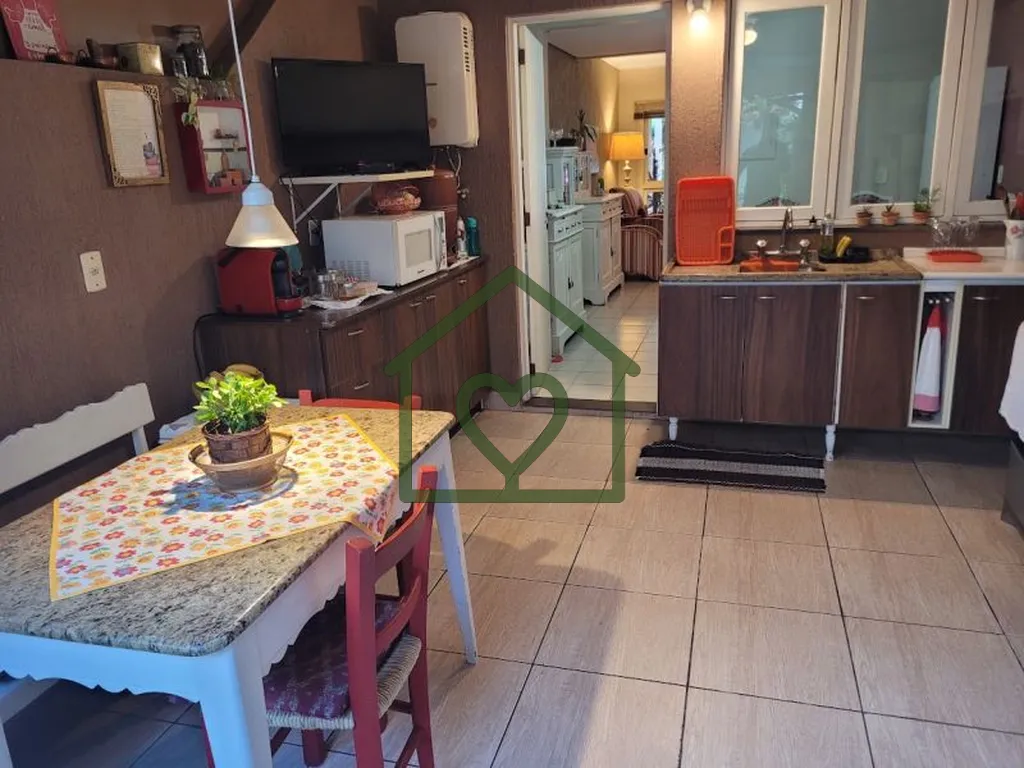 Imagem Casa Aconchegante em Condomínio Fechado 133m² 2 Dormitórios + Sótão Se você procura segurança...