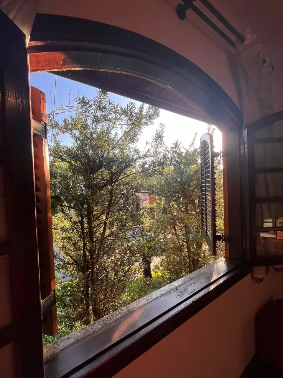 Imagem "Ampla Residência com 6 Dormitórios no Condomínio Residencial Isaura"