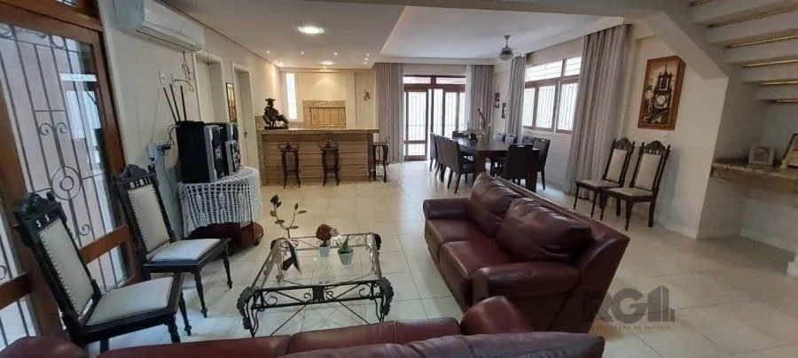 Imagem Excelente casa de 465m² com 3 dormitórios e 5 vagas de garagem.