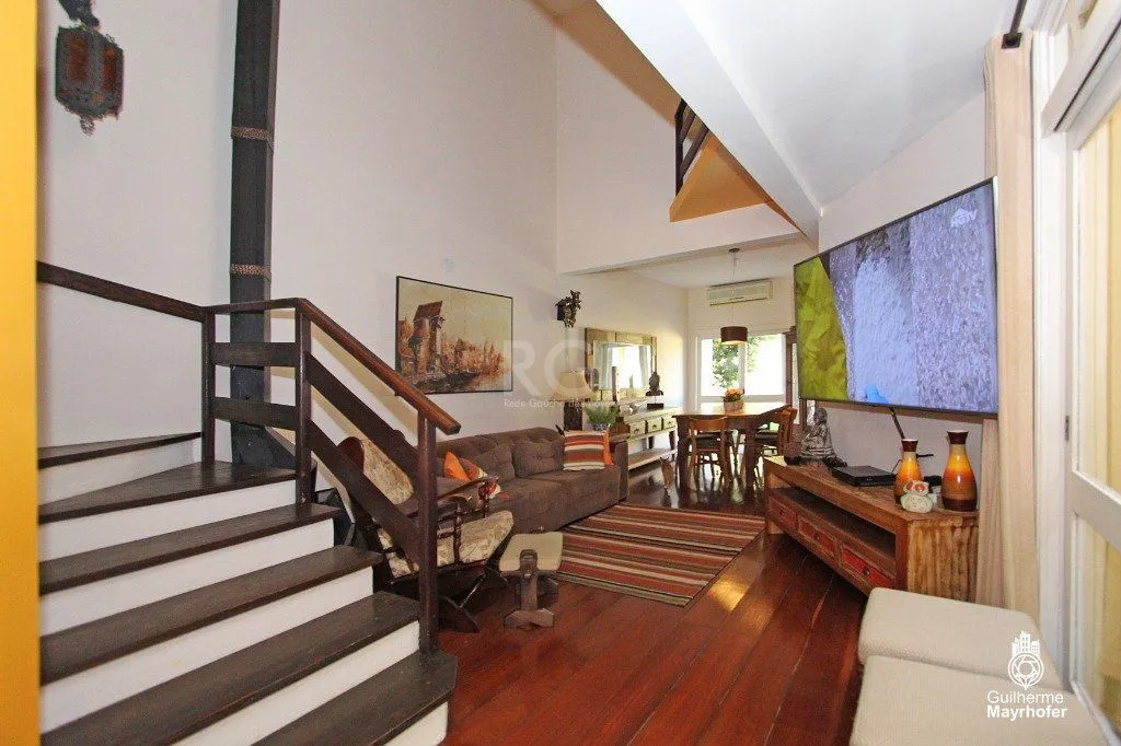 Imagem Casa para Venda - 240m², 5 dormitórios, sendo 1 suites, 3 vagas - Menino Deus