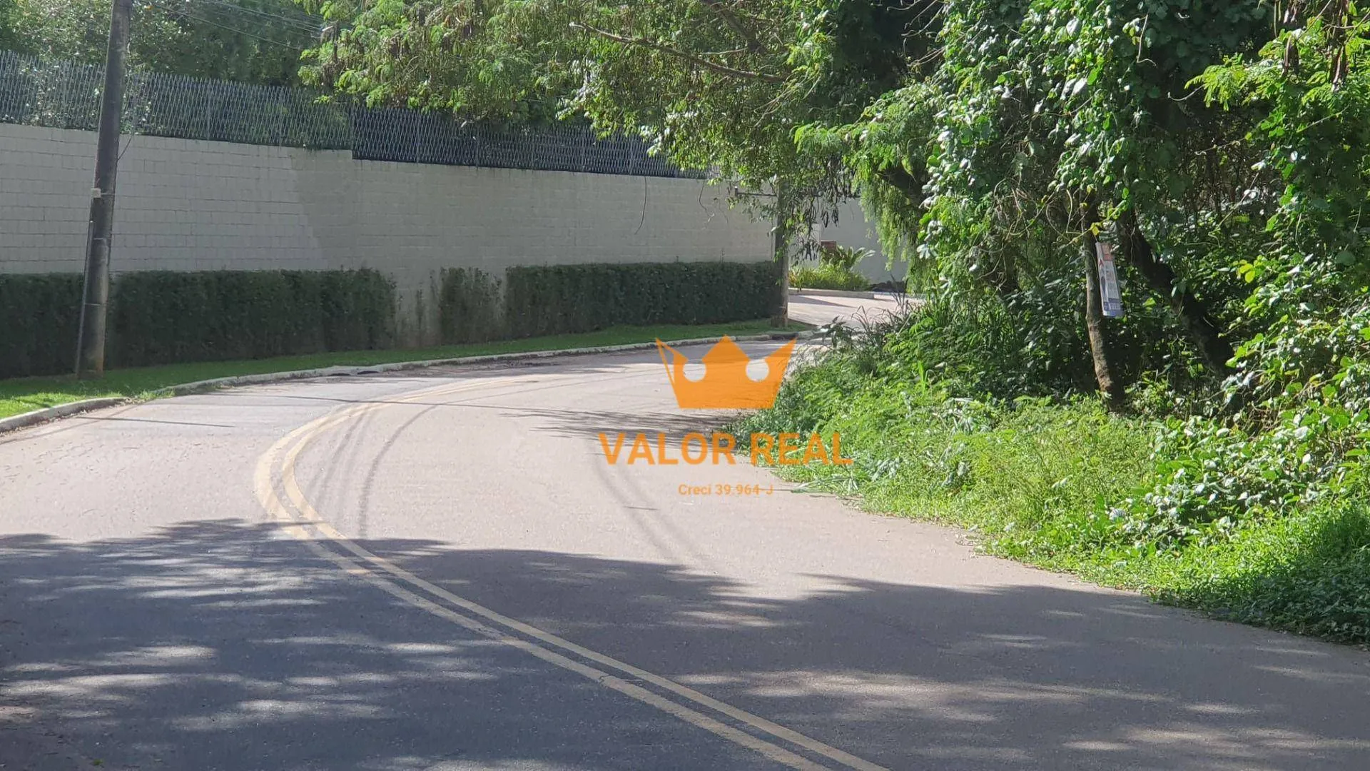 Imagem Terreno alto padrão AT 2.054 m², em rua com total segurança, sem taxa de condomínio. O melhor da Malota ao seu dispor, com o menor valor m2.