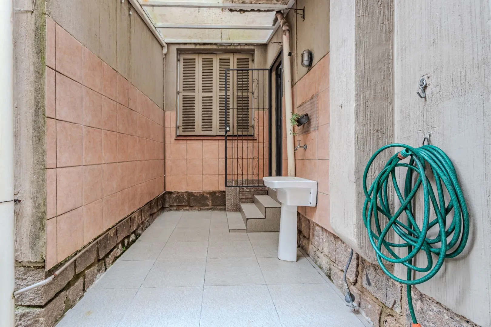 Imagem Apartamento no bairro Petrópolis de 2 dormitórios térreo com pátio DESOCUPADO