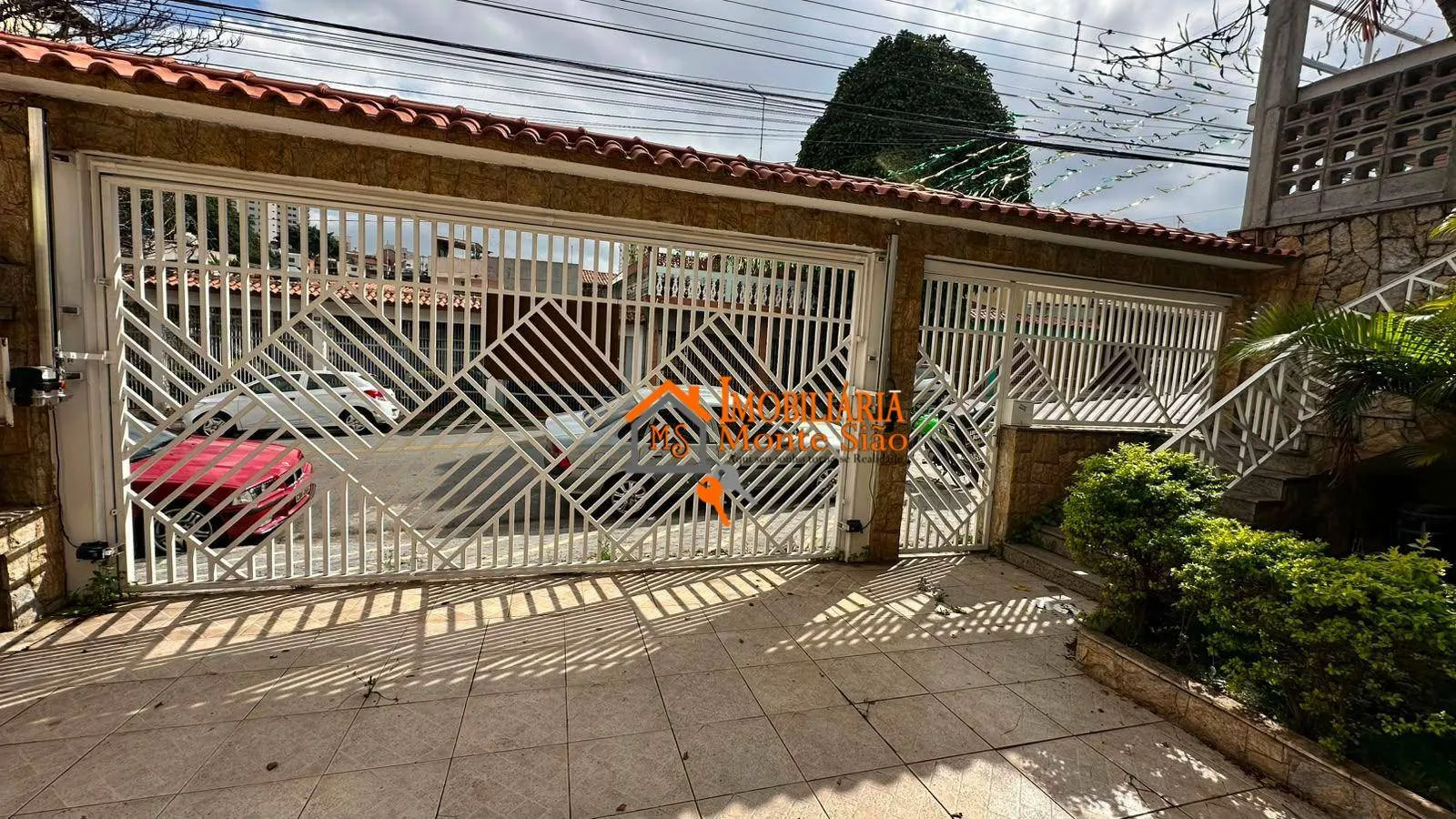Imagem Casa Sobreposta com Piscina em Localização Privilegiada | 390 m² de Terreno