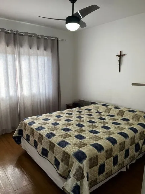 Imagem Sobrado com 3 quartos, 1 suíte, lareira, churrasqueira, 3 vagas cobertas na zona sul.