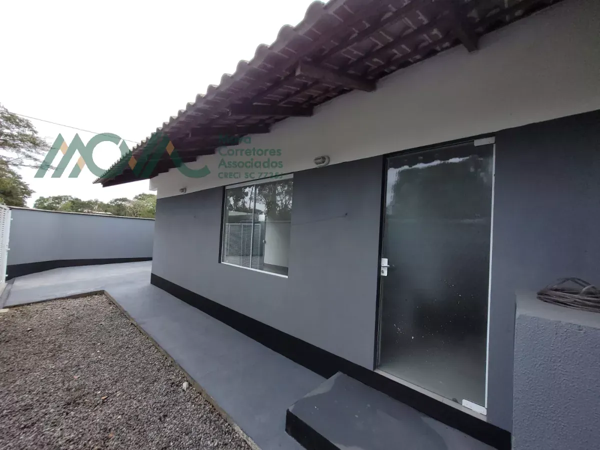 Imagem Casa de esquina, localizada no Balneário Farol do Itapoá II, com área construída de aproximadame...