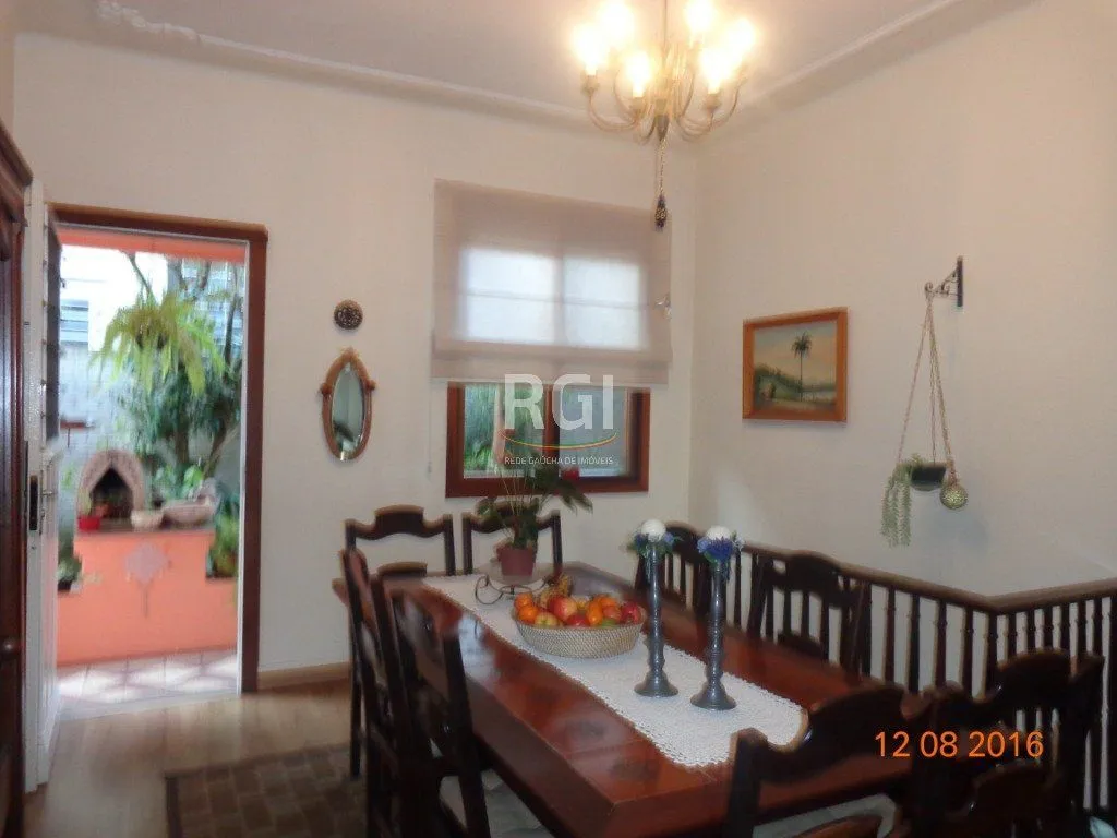 Imagem Casa para Venda - 240m², 6 dormitórios, 4 vagas - Teresópolis