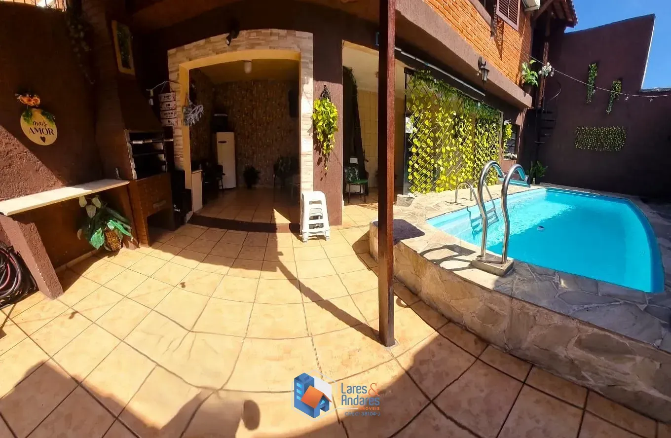 Imagem CASA À VENDA, COM 240 M², 3 DORMS (1 SUÍTE COM HIDRO), COZINHA COM MÓVEIS PLANEJADOS, ÁREA DE LAZER COM PISCINA E 4 VGS - SANTA TERESINHA - SÃO PAULO