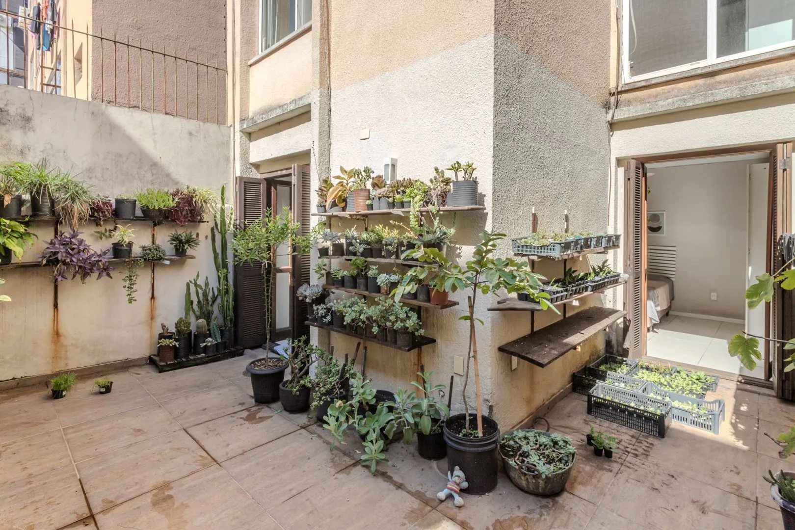 Imagem apto garden. no bairro Petrópolis, com lindo pátio privativo. todo reformado.