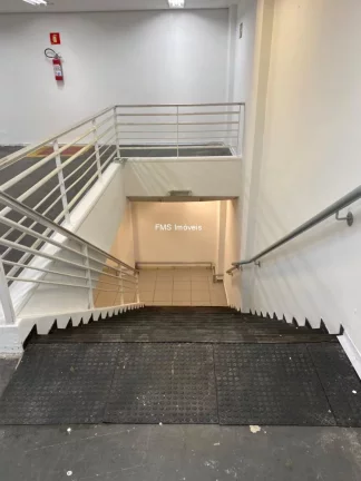 Imagem Galpão Comercial de 477m² com 2 Banheiros para Locação na Lapa, São Paulo-SP