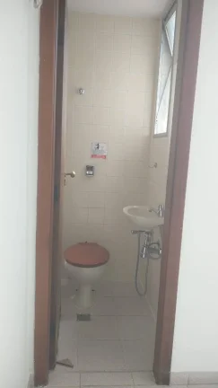 Imagem Sala novinha com vaga de garagem livre e coberta.