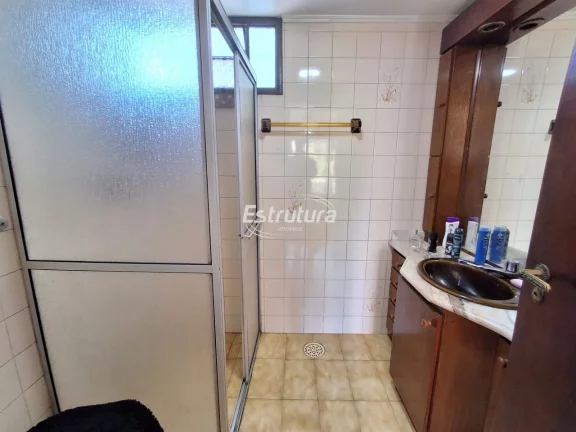 Apartamento 4 dormitórios com dependência e box de garagem. Ótima localização no