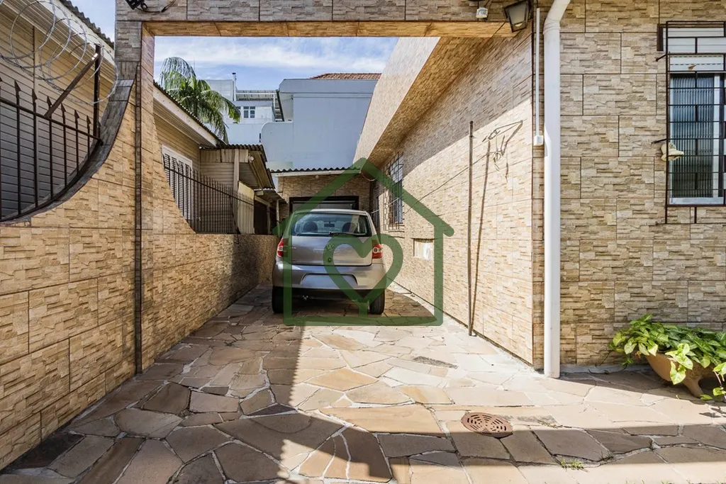 Imagem Descubra seu novo lar nesta encantadora casa localizada em Porto Alegre, situada na calma e segura R...
