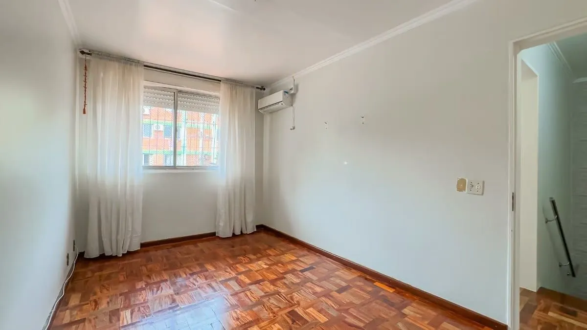 Imagem Sobrado de 3 dormitórios e 91m² à venda em Parque Santa Fé, Porto Alegre.