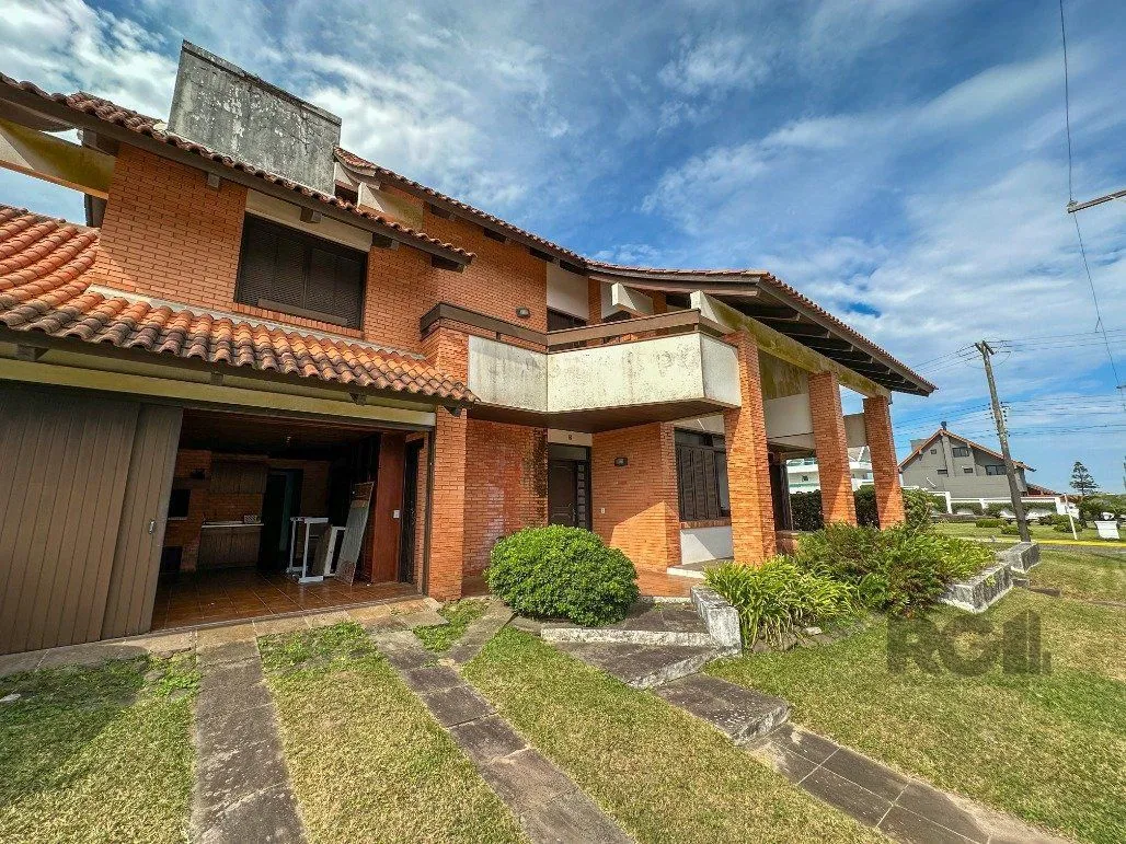 Imagem Icônica Casa para comprar a poucos metros do mar em Atlântida
