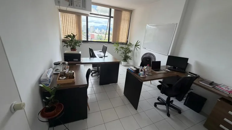 Imagem OBS ESTA SALA SERÁ VENDIDA PORTEIRA FECHADA COM AS SEGUINTE MOBÍLIAS: 1 AR CONDICIONADO, 1 MESA REDONDA COM 4 CADEIRAS, 2 MESAS EM L COM 1 CADEIRA CADA, 1 MESA DE CAFÉ, 1 ARMÁRIO PARA DOCUMENTOS E 1 ARMÉRIO DE COZINHA.