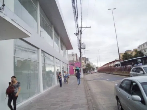 Imagem MÁFFER IMÓVEIS ALUGA - LOJA COMERCIAL NOVA NA AV. ASSIS BRASIL Loja nova com 211m² de área privativa, localizada em um dos pontos de maior fluxo da Av. Assis Brasil. Possui grande vitrine, proporcionando alta visibilidade para pedestres e veículos.