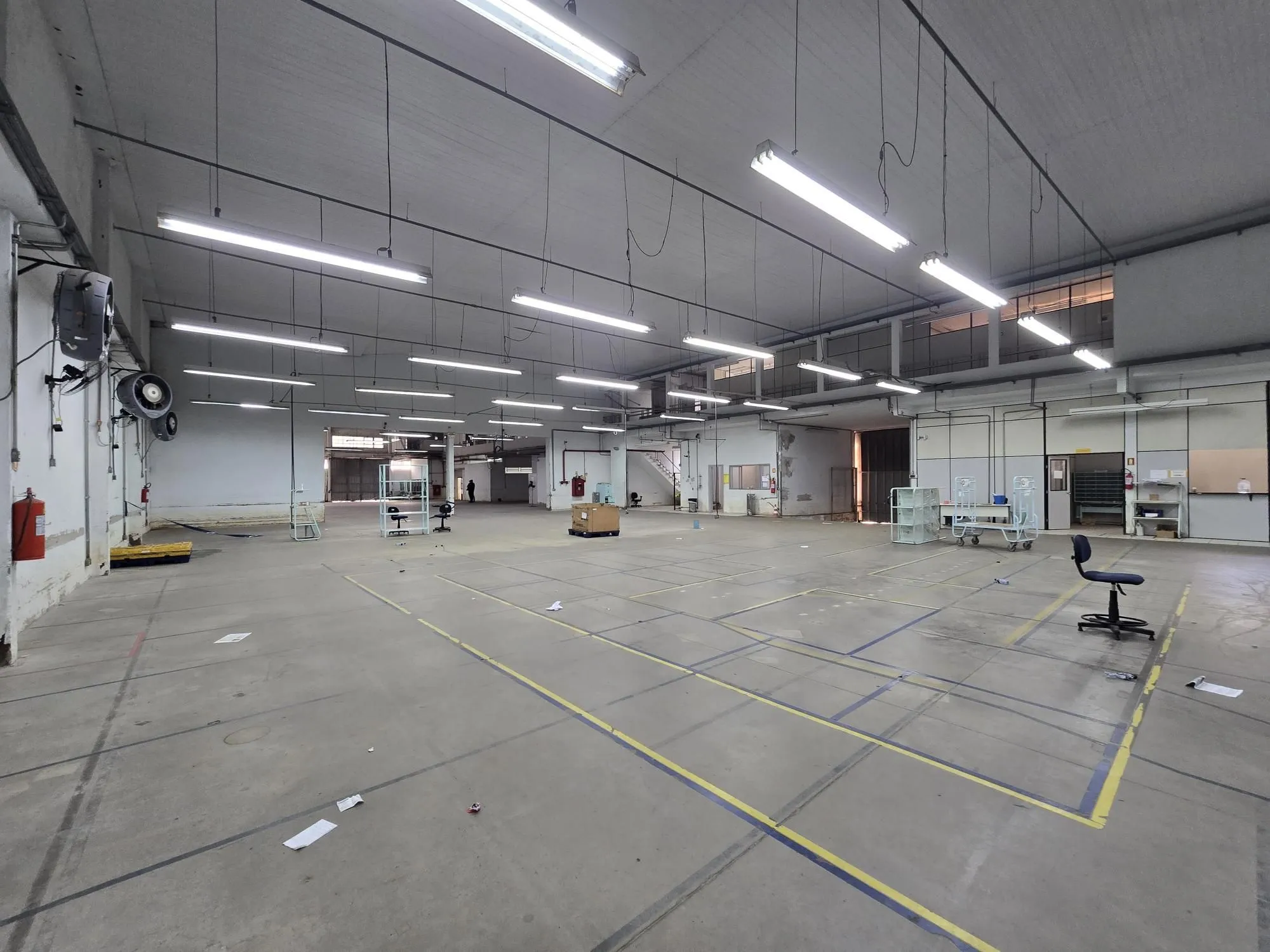Imagem Galpão Logístico 2.000 m² com Doca e Pé-Direito Alto - Localização Estratégica