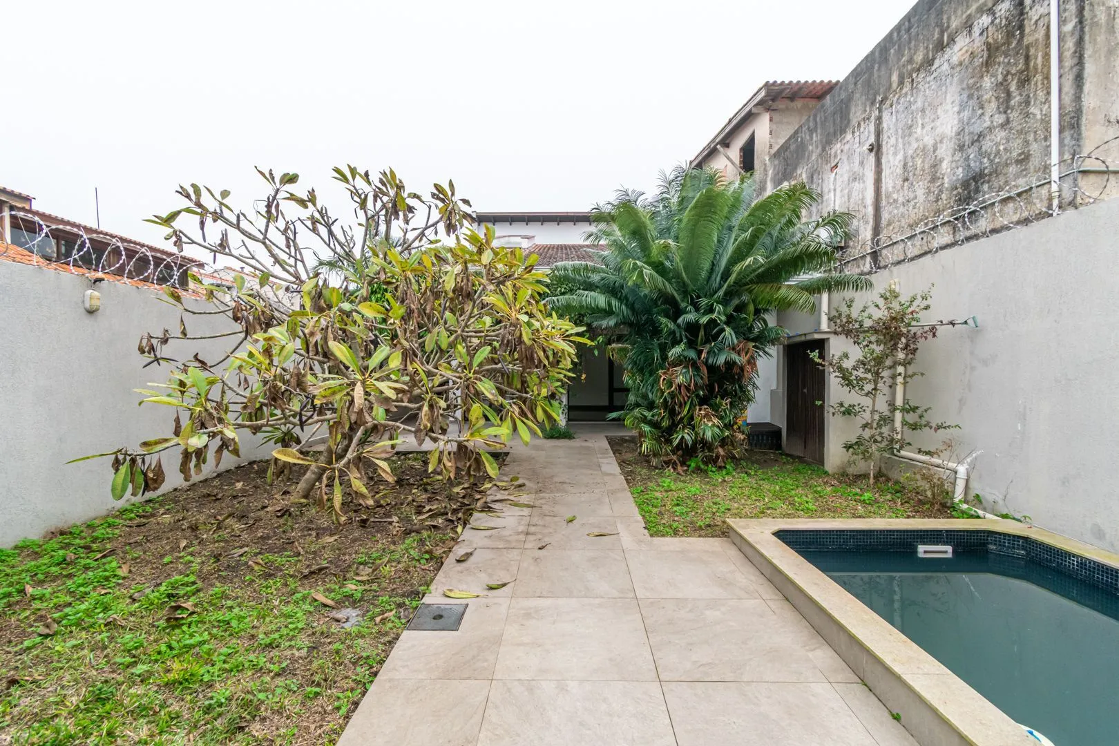Imagem Casa sobrado no bairro Cristal de 3 dormitórios e 3 vagas DESOCUPADA